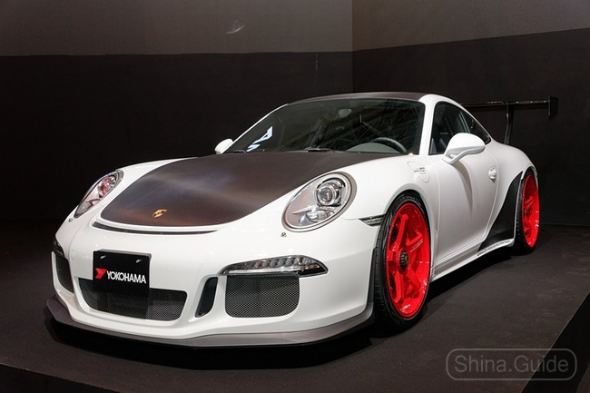 Porsche на выставочном стенде Yokohama